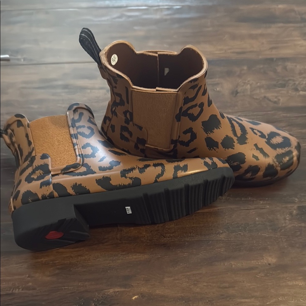 HUNTER Leopard Print Women’s Boots- NWOT